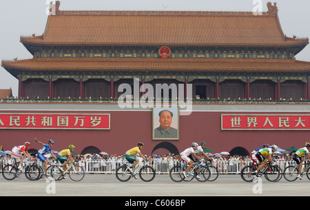 Le passage des cyclistes à TIANANMEN MENS ROAD RACE STADE OLYMPIQUE BEIJING Chine 09 Août 2008 Banque D'Images