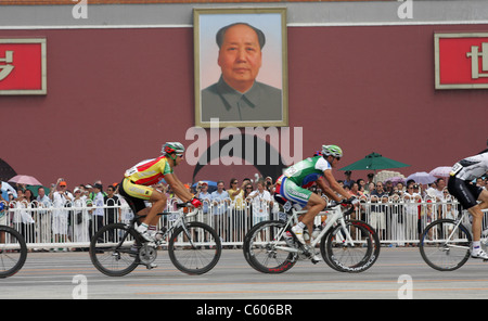 Le passage des cyclistes à TIANANMEN MENS ROAD RACE STADE OLYMPIQUE BEIJING Chine 09 Août 2008 Banque D'Images