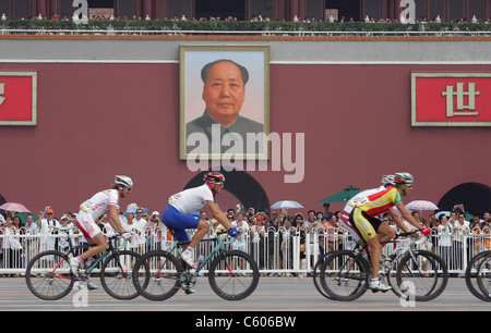 Le passage des cyclistes à TIANANMEN MENS ROAD RACE STADE OLYMPIQUE BEIJING Chine 09 Août 2008 Banque D'Images