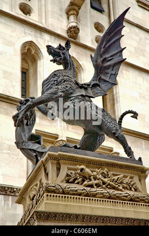 Griffin héraldique en bronze de Charles Bell Birch de Temple Bar marque la limite entre Westminster et la City de Londres Banque D'Images