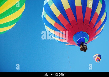 Trois ballons à air chaud s'élevant dans un ciel bleu Banque D'Images