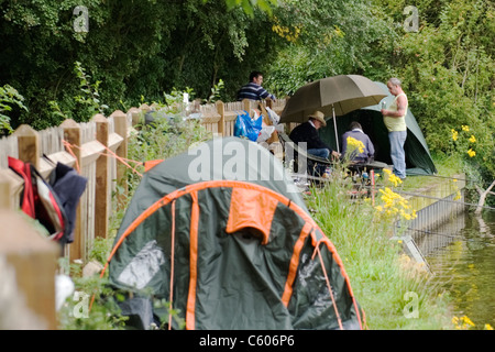 La colline du Parlement de Londres Hampstead Heath les pêcheurs ou les pêcheurs ayant pêché toute la nuit chat tandis que le petit-déjeuner cuit par tentes & umberella Banque D'Images