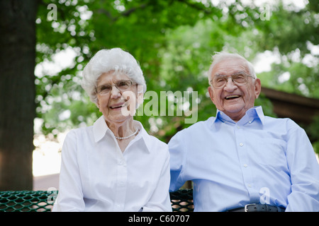 États-unis, Illinois, Metamora, Portrait of senior couple sitting on bench in park Banque D'Images