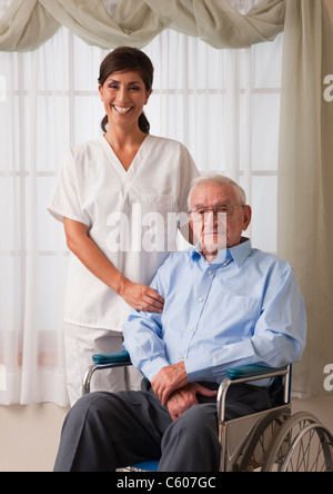 États-unis, Illinois, Metamora, Portrait of female nurse with senior man on wheelchair Banque D'Images