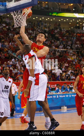 YAO MING & VLADAMIR JERONIMO ANGOLA V CHINE STADE OLYMPIQUE BEIJING Chine 14 Août 2008 Banque D'Images