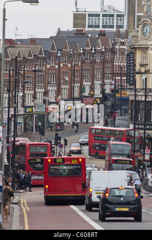 Paysage urbain de Clapham Junction, Londres, Angleterre avec les bus à impériale rouge et de trafic Banque D'Images