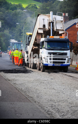 Les travailleurs d'entretien des routes de la réfection d'une route locale. Banque D'Images