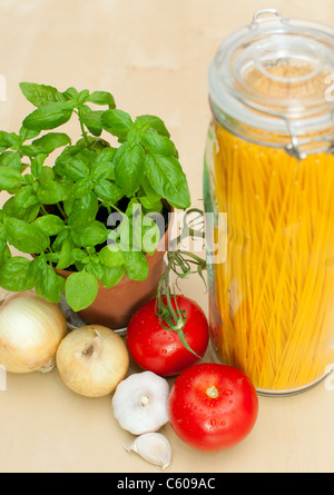 Cuisson des pâtes Spaghetti - ingrédients -, le basilic, l'oignon, l'ail et les tomates Banque D'Images