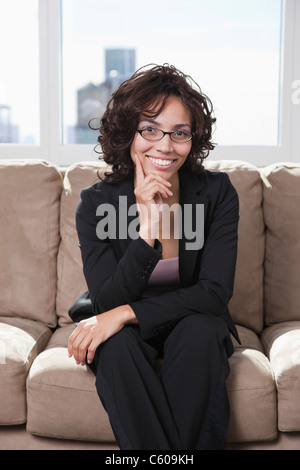 USA, New York State, New York, portrait of business woman sitting on sofa Banque D'Images