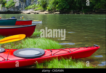 Une rangée de kayaks et de canots de la rivière Banque D'Images