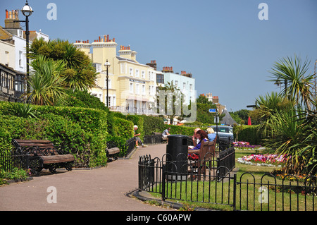 Promenade du front de mer, Victoria Parade, Broadstairs, Île de Thanet, dans le Kent, Angleterre, Royaume-Uni Banque D'Images