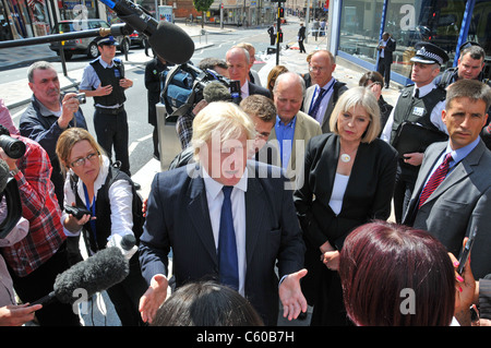 Le maire de Londres Boris Johnson Theresa peut parler à la secrétaire d'accueil des résidents en colère émeutes Londres Clapham Junction Banque D'Images