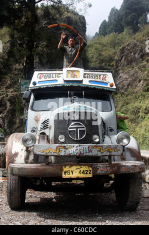 Tata 1210 Vintage se fournissant de l'eau de remplissage d'eau locales bowser jusqu'ses réservoirs sur route de campagne, près de Darjeeling, Inde Banque D'Images