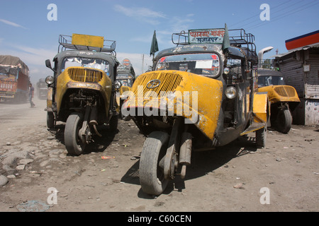 Vintage à trois roues Bajaj Tempo bus taxi réparation attendent au Jammu-nord de l'Inde Banque D'Images