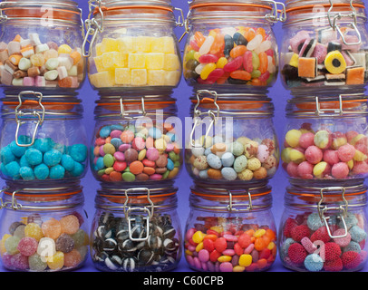 Enfants colorés bonbons dans les bocaux kilner. La farandole de réglisse, Smarties, ananas en cubes, humbugs, bonbons, dolly mélanges, jelly beans et mini-oeufs Banque D'Images
