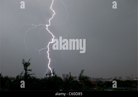 Éclairs de grève durant une tempête sur la capitale de Beijing en Chine du Nord. Des centaines de vols ont été annulés à la tempête a balayé au-dessus de la ville Banque D'Images