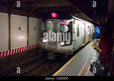 Attendre que les passagers du métro de New York, mercredi 15 septembre 2010, à New York. Banque D'Images