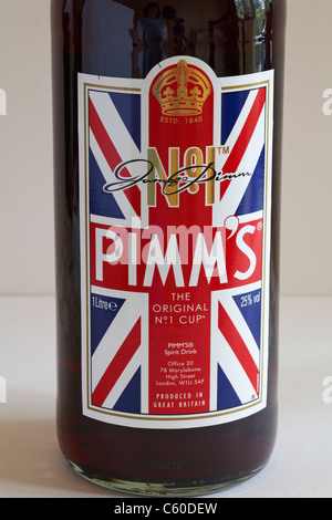Close up d'étiquette sur la bouteille de l'original Pimm's n°1 tasse contre fond blanc Banque D'Images