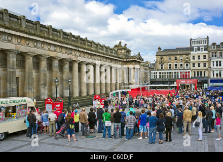 Les visiteurs bénéficient d'afficher par des artistes à la Royal Scottish Academy Le monticule Edinburgh pendant le Edinburgh Fringe Festival 2011 Banque D'Images