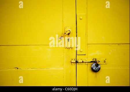 Cabane de plage jaune vif porte close up Banque D'Images