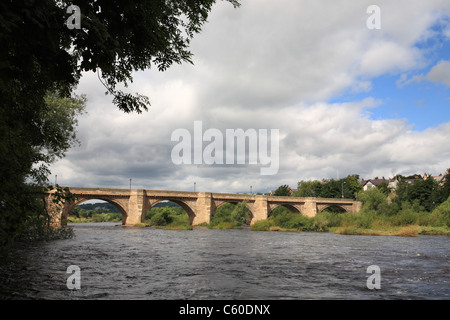 Le 17e siècle voûtée sept pont de pierre sur la rivière Tyne à Hexham, Northumberland, Angleterre du Nord-Est, Royaume-Uni Banque D'Images