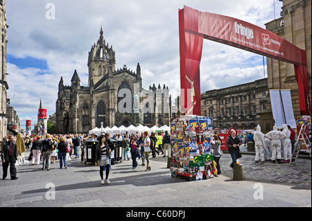 L'entrée ouest de la Royal Mile Edinburgh Fringe Festival salon avec affiche des tentes et des spectacles avec la Cathédrale Saint-Gilles derrière Banque D'Images