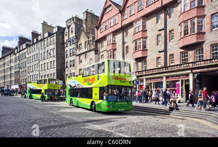 Visite de la ville d'Édimbourg en bus sur les touristes à Lawnmarket sur le Royal Mile à Édimbourg en Écosse Banque D'Images