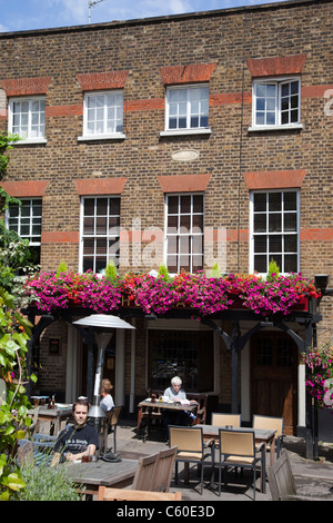 Le ballon Pub à Highgate Village, London Banque D'Images
