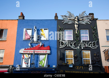 Façades colorées au-dessus des boutiques de Camden High Street dans le secteur du marché de Camden, Londres Banque D'Images