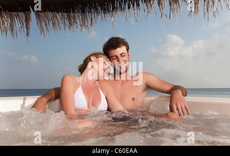 Couple dans un bain à remous Banque D'Images