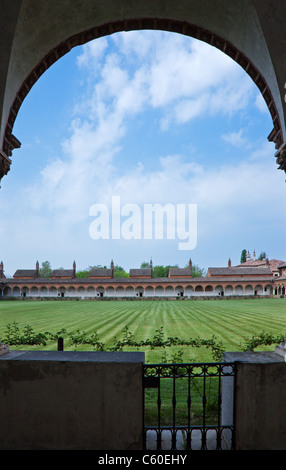 L'Italie, Pavia, le grand cloître avec les cellules de moines de la Certosa Banque D'Images