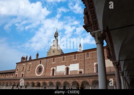 L'Italie, Pavia, le grand cloître avec les cellules de moines de la Certosa Banque D'Images