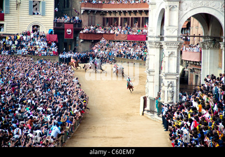 Palio di Siena 2011 - Palio della Madonna di Provenzano (2 juillet 2011). Course de chevaux historique avec fans sur la vieille place italienne. Usage éditorial exclusif Banque D'Images