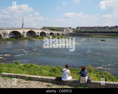 Deux femmes se reposer et profiter de la vue sur le bord de la Loire à Blois, France Banque D'Images