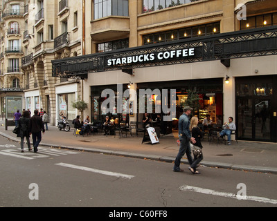 Starbucks coffee shop sur le boulevard Saint Germain à Paris, France Banque D'Images