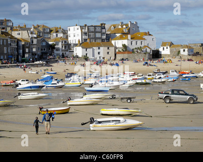 Beaucoup de bateaux à moteur sur le port de St Ives plage à marée basse à l'été. Banque D'Images