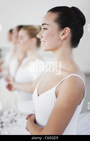 Danseurs de Ballet holding hands in studio Banque D'Images