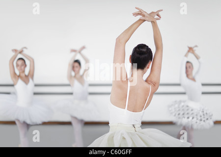 Danseurs de Ballet posing in studio Banque D'Images