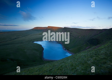 Llyn y Fan Fach assis sous les pics de Carmarthen ventilateur. La Montagne Noire. Brecon Beacons. Carmarthenshire. Le Pays de Galles. UK. Banque D'Images