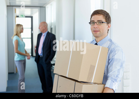 Businessman carrying cardboard boxes Banque D'Images