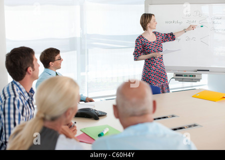 Businesswoman talking in office Banque D'Images