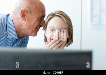 Les gens d'affaires using computer in office Banque D'Images