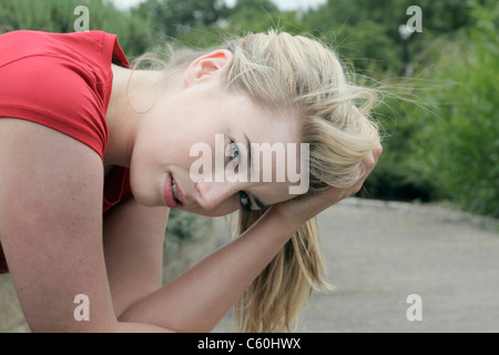 Femme sérieuse reposant dans park Banque D'Images