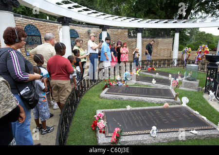 Les touristes visitent la tombe d'Elvis dans le jardin de méditation à graceland Memphis Tennessee usa Banque D'Images