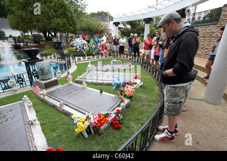 Les touristes visitent la tombe d'Elvis dans le jardin de méditation à graceland Memphis Tennessee usa Banque D'Images