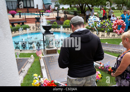 Les touristes visitent la tombe d'Elvis dans le jardin de méditation à graceland Memphis Tennessee usa Banque D'Images