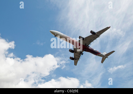 Un Airbus A340 de la compagnie aérienne d'Abu Dhabi - Etihad Airways en approche finale Banque D'Images