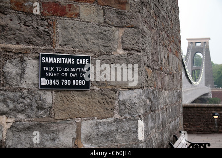 L'un des nombreux signes Samaritains, tenter de prévenir les suicides, sur le pont suspendu de Clifton, Bristol, Angleterre. Banque D'Images