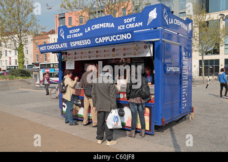 Un café mobile van dans le centre de Bristol, Bristol, Royaume-Uni. Banque D'Images
