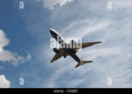 Un Boeing 777 de British Airways - BA en approche finale Banque D'Images